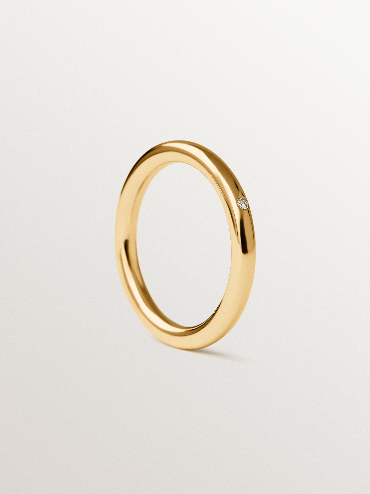 Alianza de oro amarillo de 9K con diamante